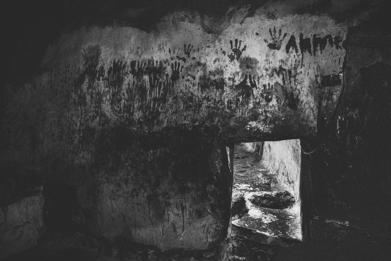 Keller mit Handabdrücken an der Wand, Bashur, Nordirak